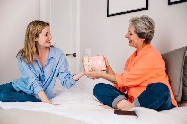 Concept de fête des mères dans la chambre avec un cadeau