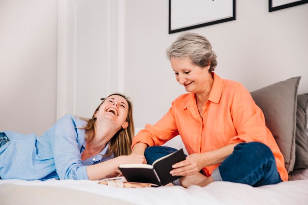 Concept de fête des mères dans la chambre à coucher avec la fille qui riante