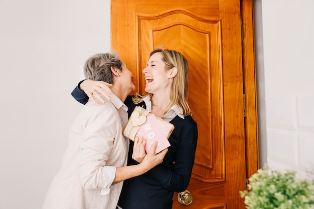 Photo gratuite concept de fête des mères devant la porte