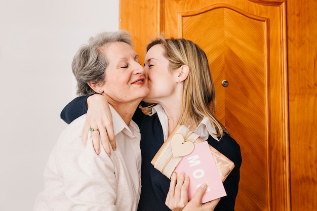 Photo gratuite concept de fête des mères devant la porte