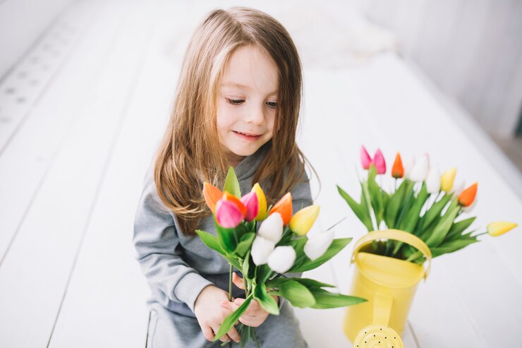 Photo gratuit concept de fête des mères avec fille tenant des fleurs