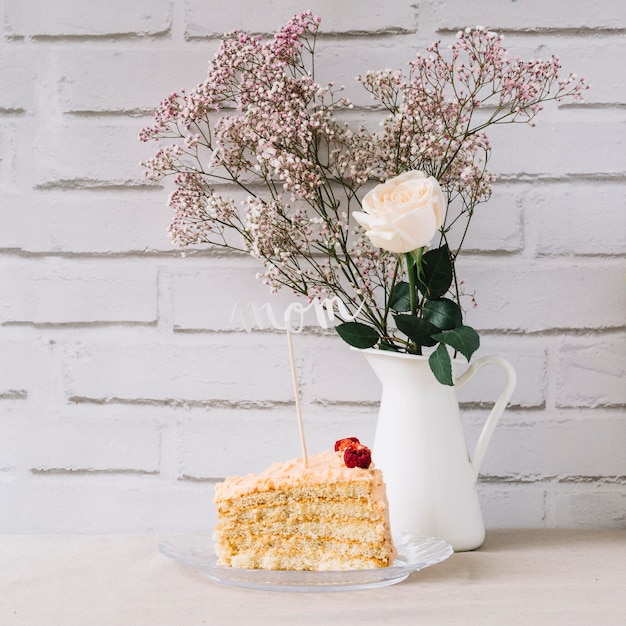 Photo gratuite concept de fête des mères avec gâteau et fleurs