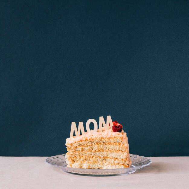 Concept de fête des mères avec un gâteau sur la plaque