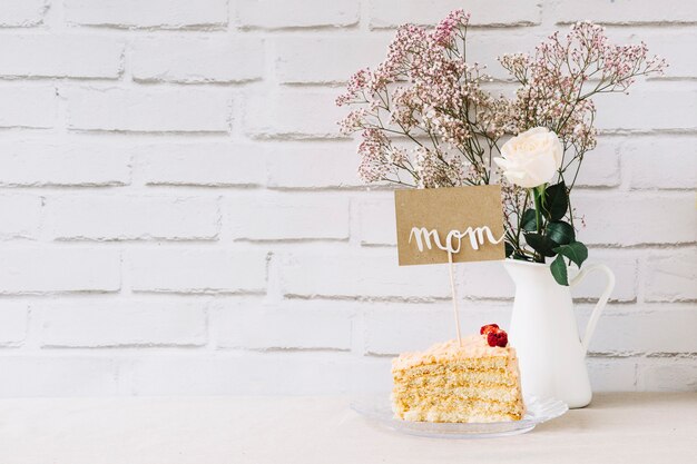 Concept de fête des mères avec gâteau et surface