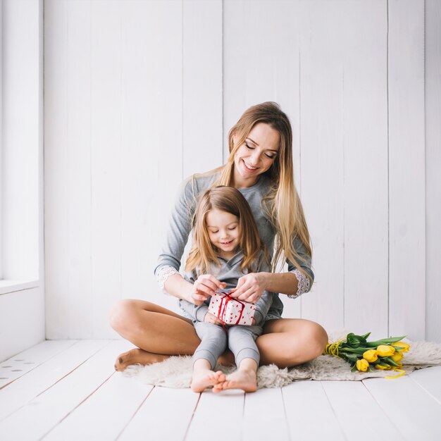 Concept de fête des mères avec heureuse mère et fille