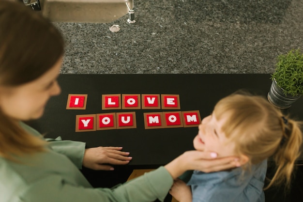 Photo gratuite concept de fête des mères avec jeu de lettre