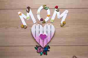 Photo gratuite concept de fête des mères avec lettres et coeur