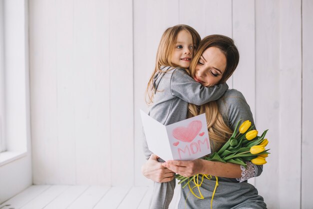 Concept de fête des mères mignon avec mère et fille