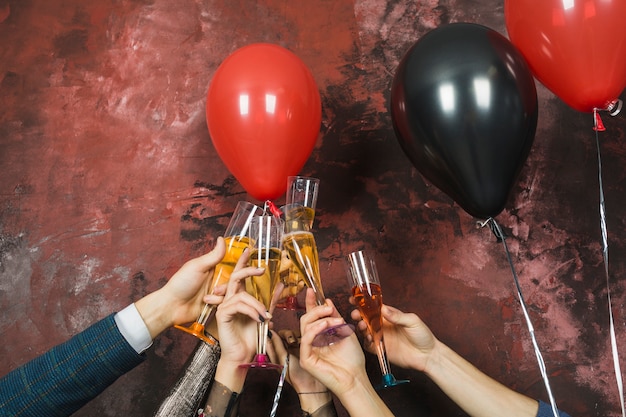 Concept de fête de nouvel an avec champagne et ballons
