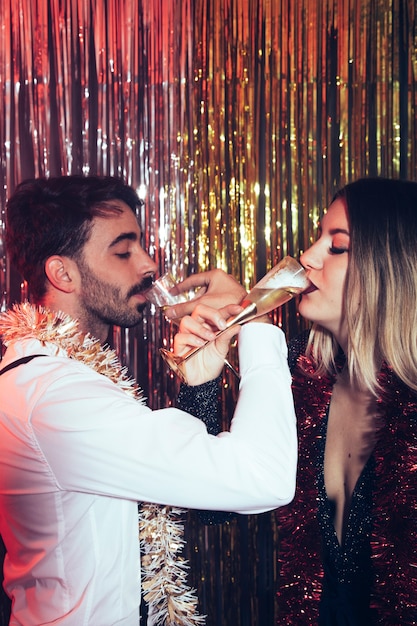 Concept de fête de nouvel an avec couple buvant