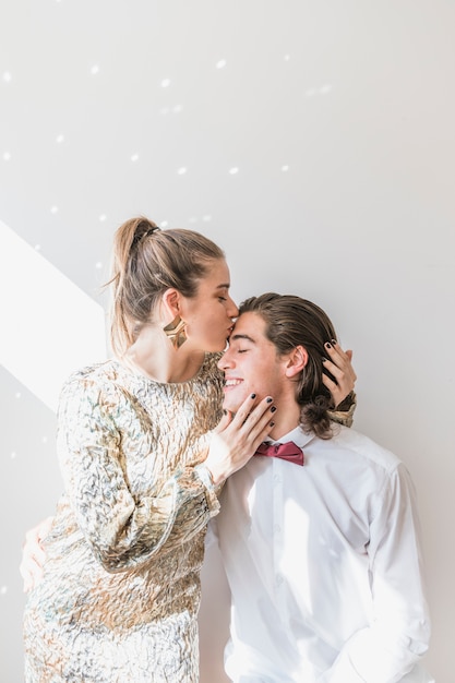 Photo gratuite concept de fête de nouvel an avec jeune couple