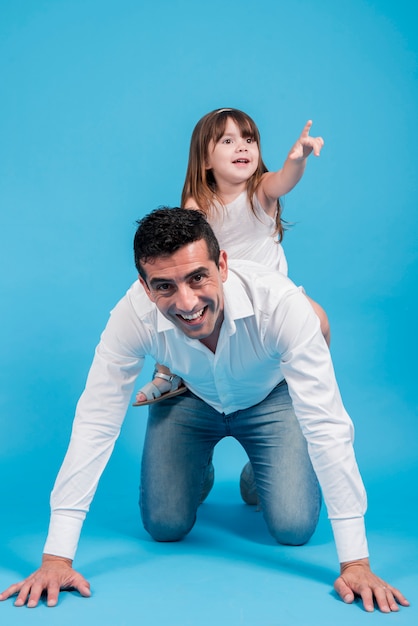 Photo gratuite concept de fête des pères avec une famille heureuse