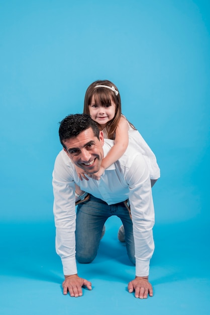 Photo gratuite concept de fête des pères avec une famille heureuse