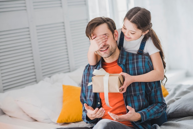 Concept de fête des pères avec une fille couvrant les yeux des pères