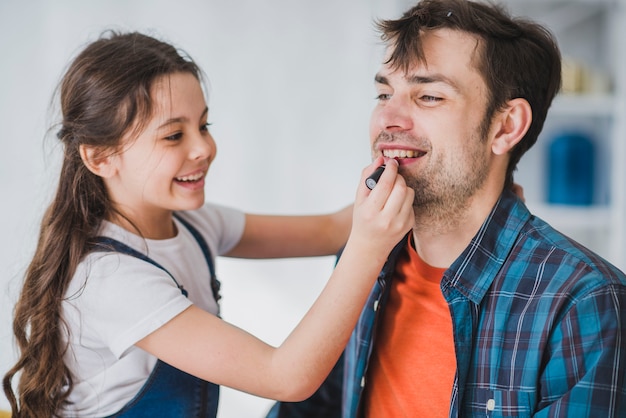 Concept de fête des pères avec la fille peinture lèvres des pères