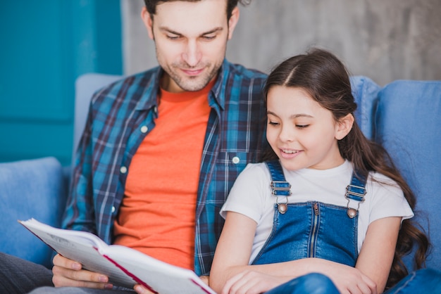 Concept de fête des pères avec lecture père et fille