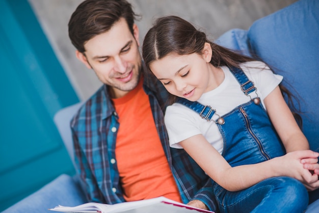 Concept de fête des pères avec lecture père et fille