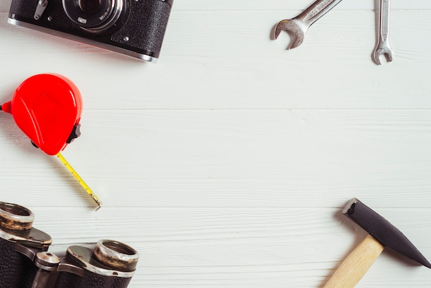 Concept de fête des pères avec outils et surface