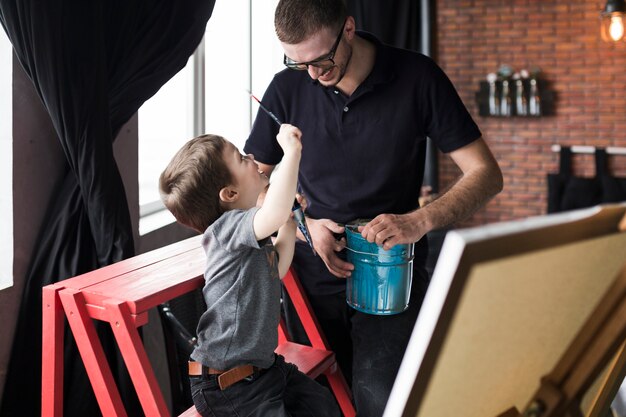 Concept de fête des pères avec père et fils devant la toile