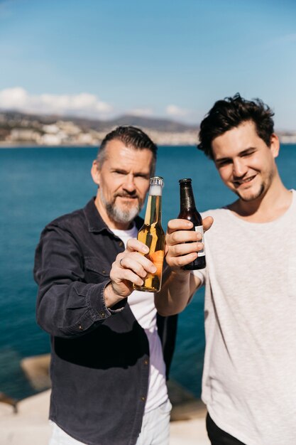 Concept de fête des pères avec père et fils montrant la bière