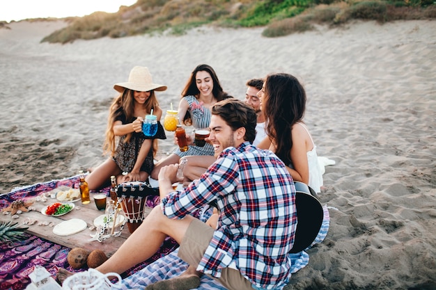 Concept de fête de plage avec de jeunes amis