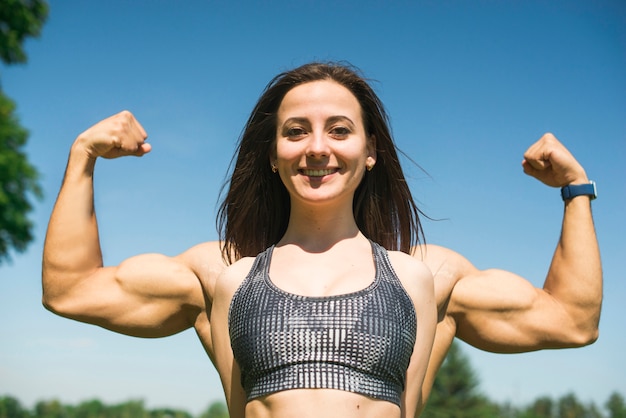 Concept de force avec homme et femme musclé