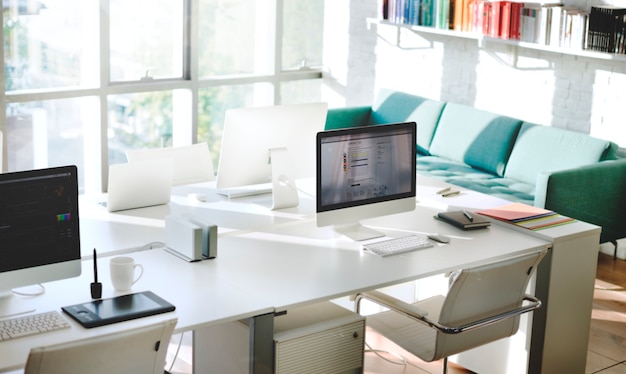 Concept de fournitures de bureau en milieu de travail de chambre contemporaine