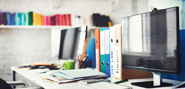 Concept de fournitures de bureau en salle de travail contemporaine