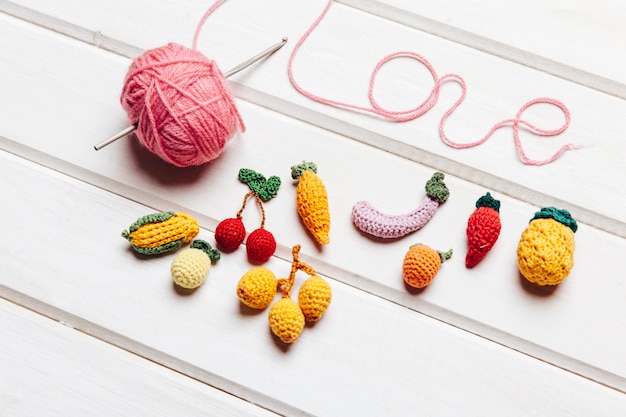 Photo gratuite concept de fruits et tricot