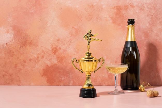 Photo gratuite concept gagnant avec prix d'or et boisson