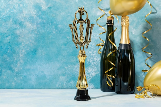 Concept gagnant avec prix d'or et champagne