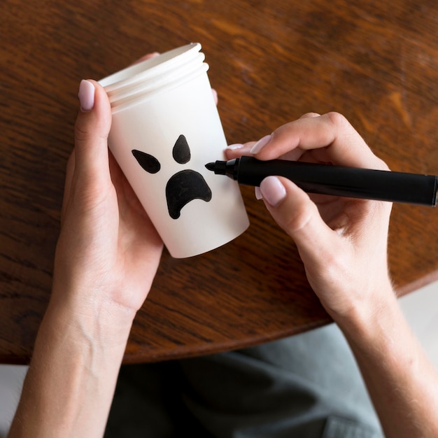 Concept d'halloween mignon sur tasse de papier