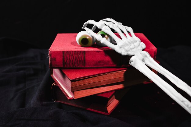 Concept d&#39;Halloween avec des yeux de jouet et un bras squelette