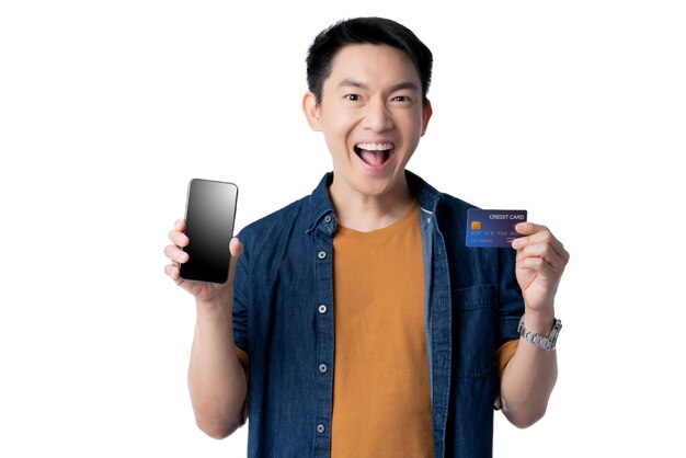 Concept d'idées de communication d'entreprise avec asiatique attrayant mâle casual tshirt main carte de crédit smartphone sourire et bonheur geste de la main pose point présent spectacle moment joyeux