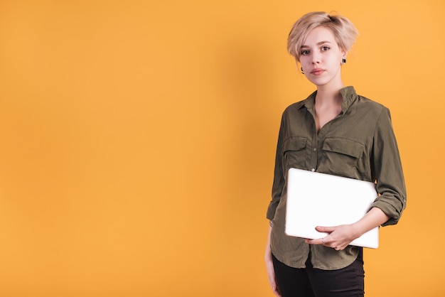 Photo gratuite concept indépendant avec femme tenant un ordinateur portable