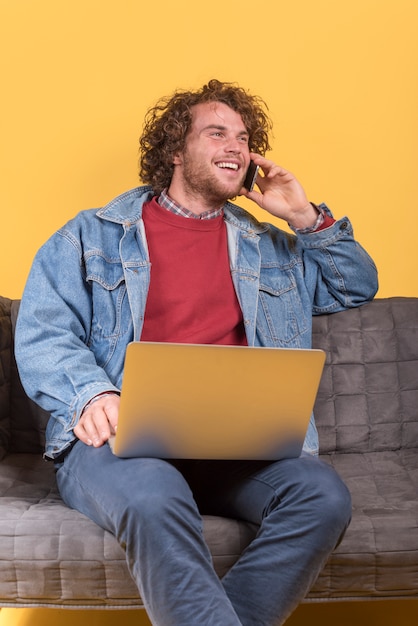 Photo gratuite concept indépendant avec homme faisant un appel téléphonique