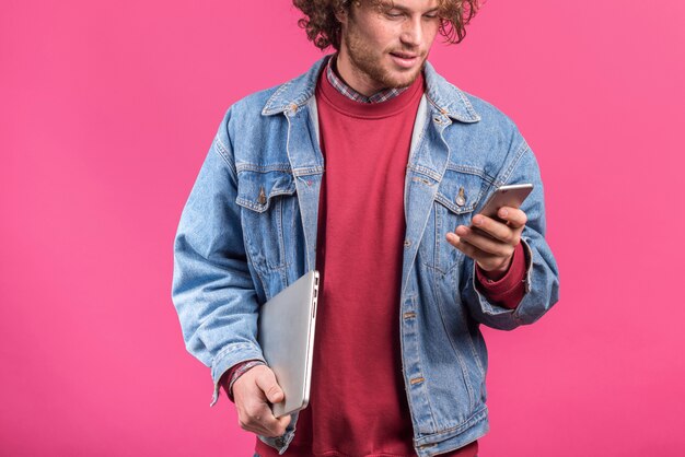 Photo gratuite concept indépendant avec homme tenant un ordinateur portable