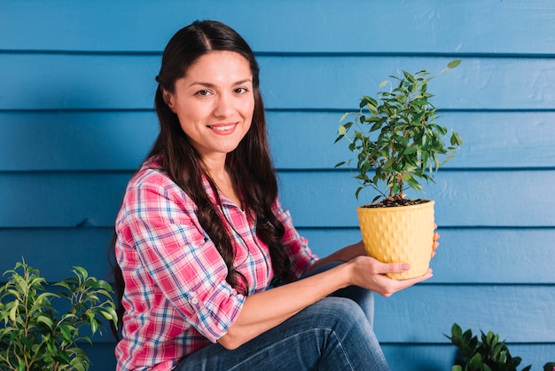 Photo gratuite concept de jardinage avec femme