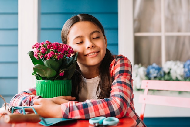 Photo gratuite concept de jardinage avec fille et plante