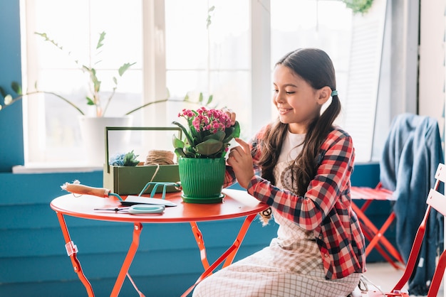 Photo gratuite concept de jardinage avec fille et plante