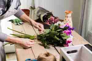 Photo gratuite concept de jardinage avec des mains féminines