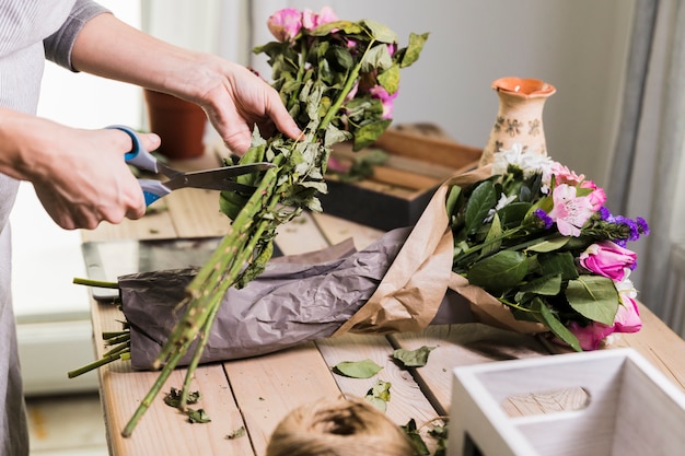 Photo gratuite concept de jardinage avec des mains féminines