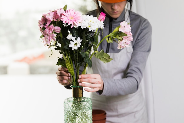 Photo gratuite concept de jardinage avec des mains féminines