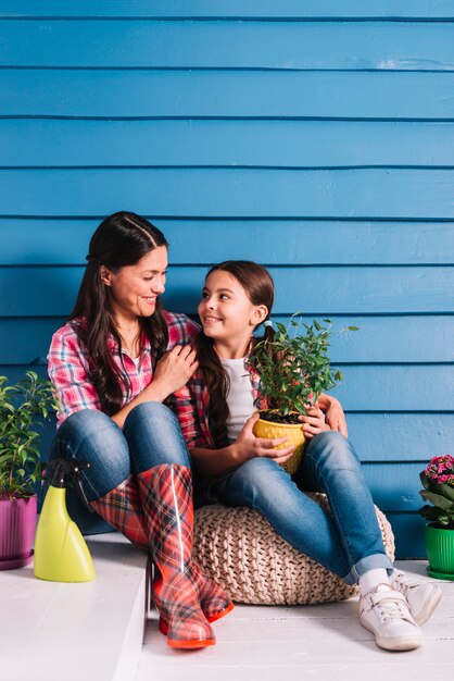 Concept de jardinage avec mère et fille