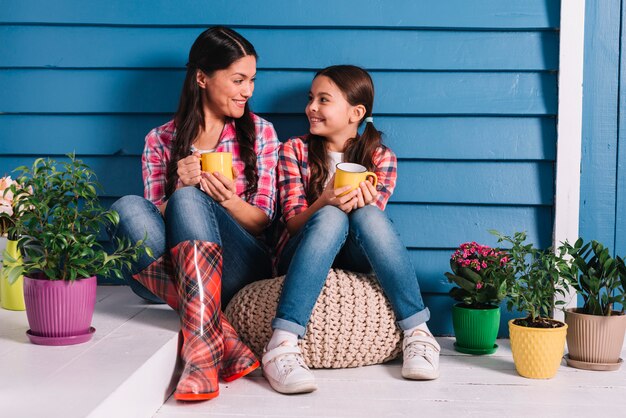 Concept de jardinage avec mère et fille