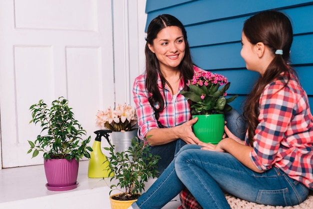 Concept de jardinage avec mère et fille