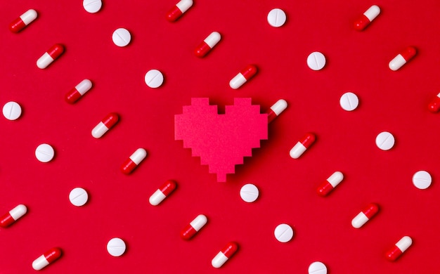 Concept de jour coeur vue de dessus avec des pilules