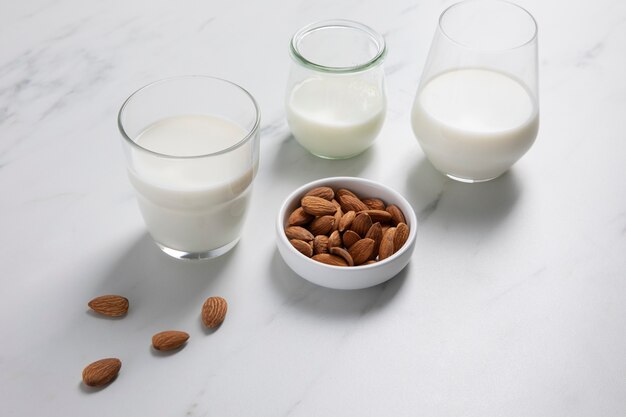 Le concept de la journée du lait avec des amandes en haut angle