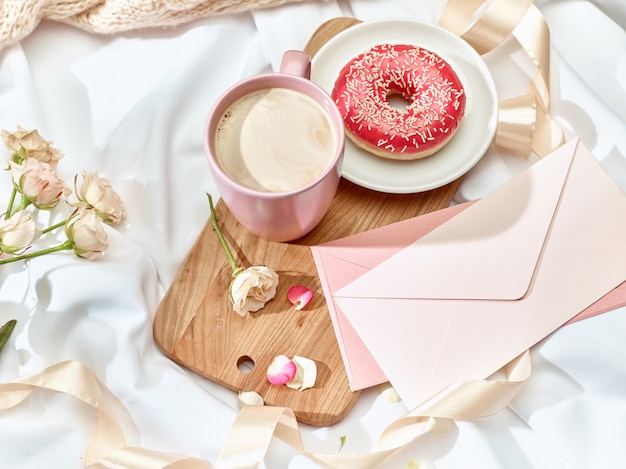 Le concept de lettre d'amour sur table avec enveloppe