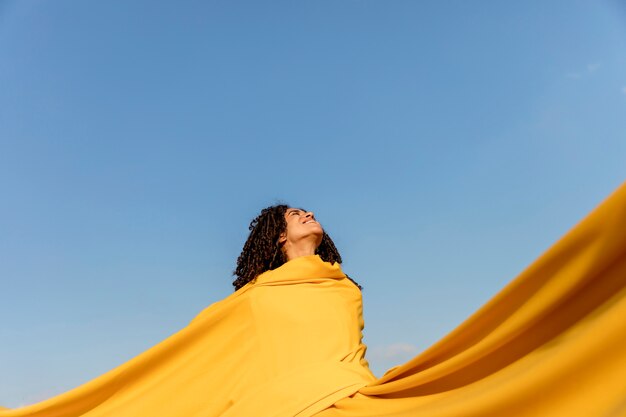 Concept de liberté avec femme tenant un tissu dans la nature